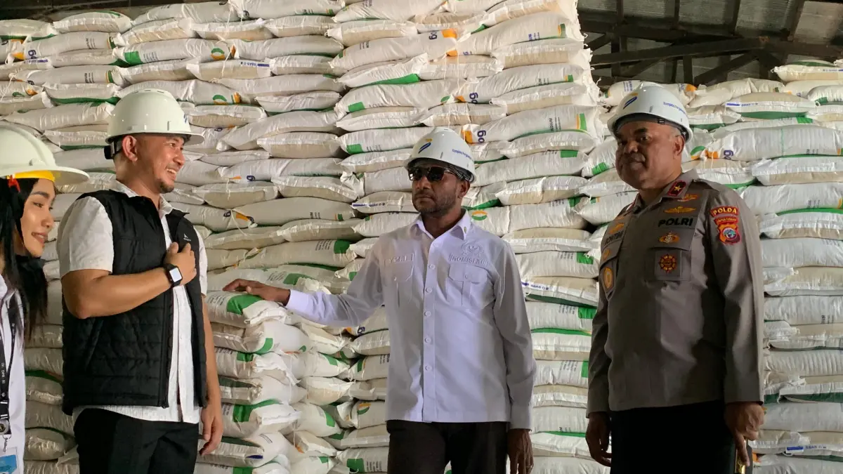 Anggota Komisi XIII DPR RI, Yan Permenas Mandenas saat mengunjungi gudang Perum Bulog KC Timika, Sabtu (2/5/2026). ( CEPOSONLINE.COM/MOH. WAHYU WELERUBUN).
