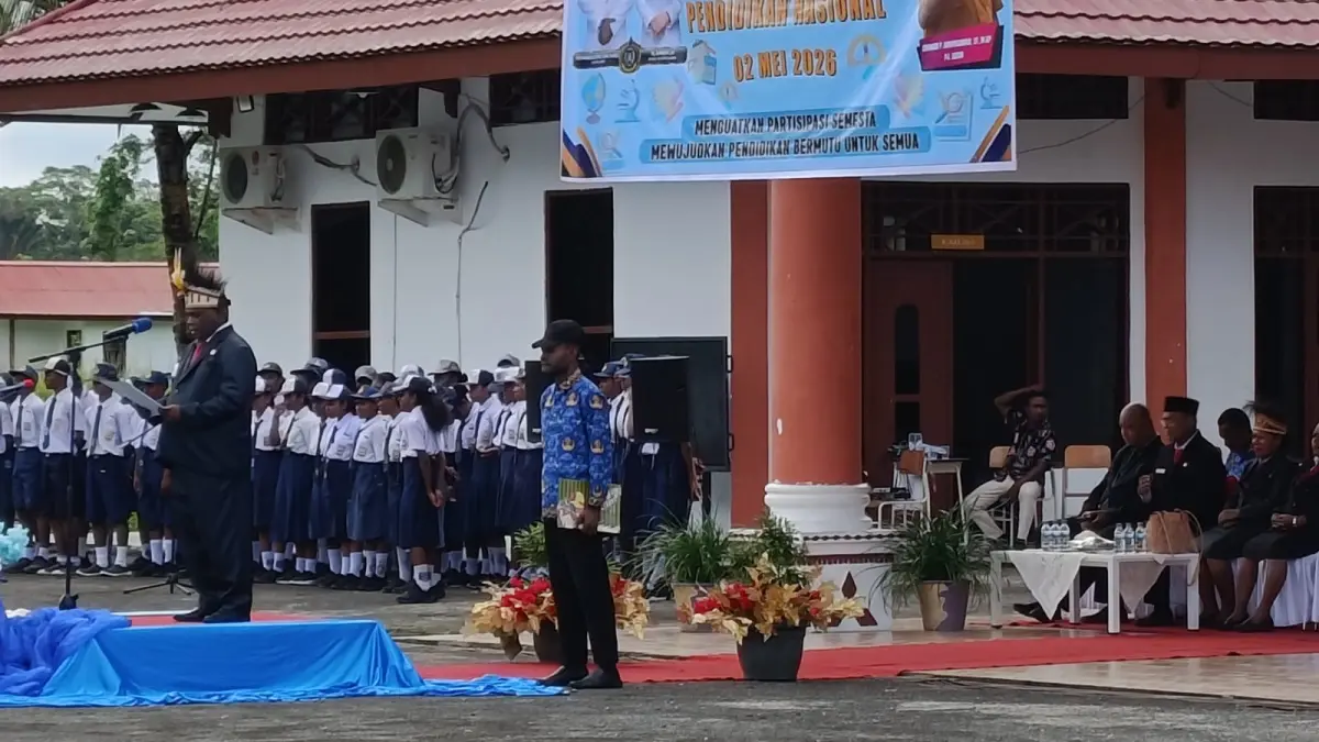 Asisten II Setda Kabupaten Sarmi, Felino Baransano, saat memimpin upacara peringatan Hari Pendidikan Nasional (Hardiknas) 2 Mei 2026 di Lapangan Upacara Sekolah Rakyat Kabupaten Sarmi.(CEPOSONLINE.COM/VICKY AMBANI)