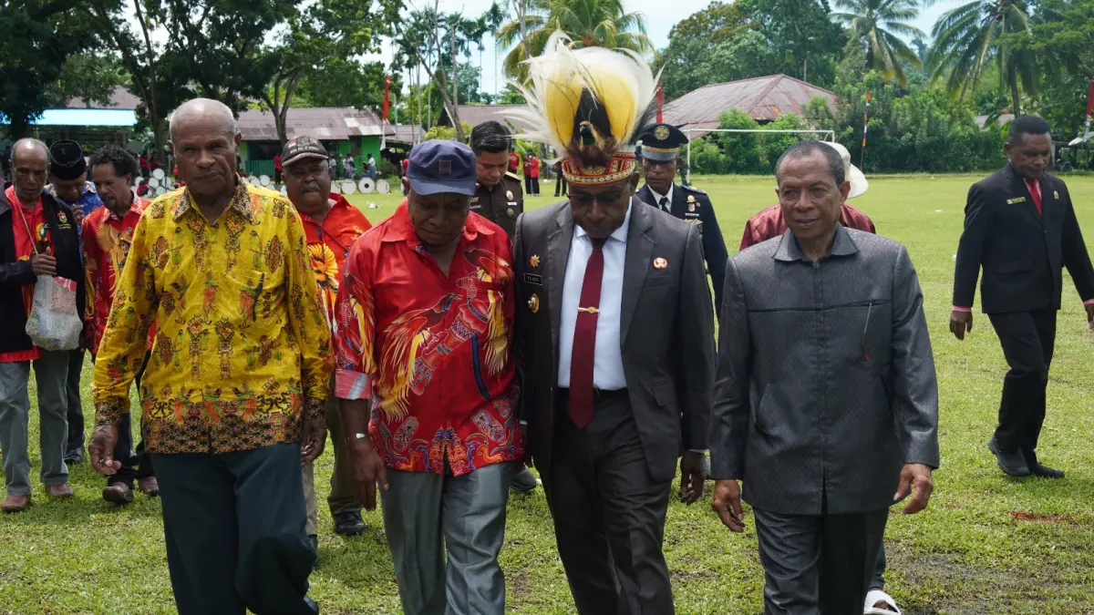 Bupati Waropen Drs. F.X Mote bersama para pendiri dan penggagas Kabupaten Waropen, Sabtu (2/5) usai peringatan Upacara Hari Pendidikan Nasional dan HUT Kabupaten Waropen ke 23 Tahun.&nbsp;