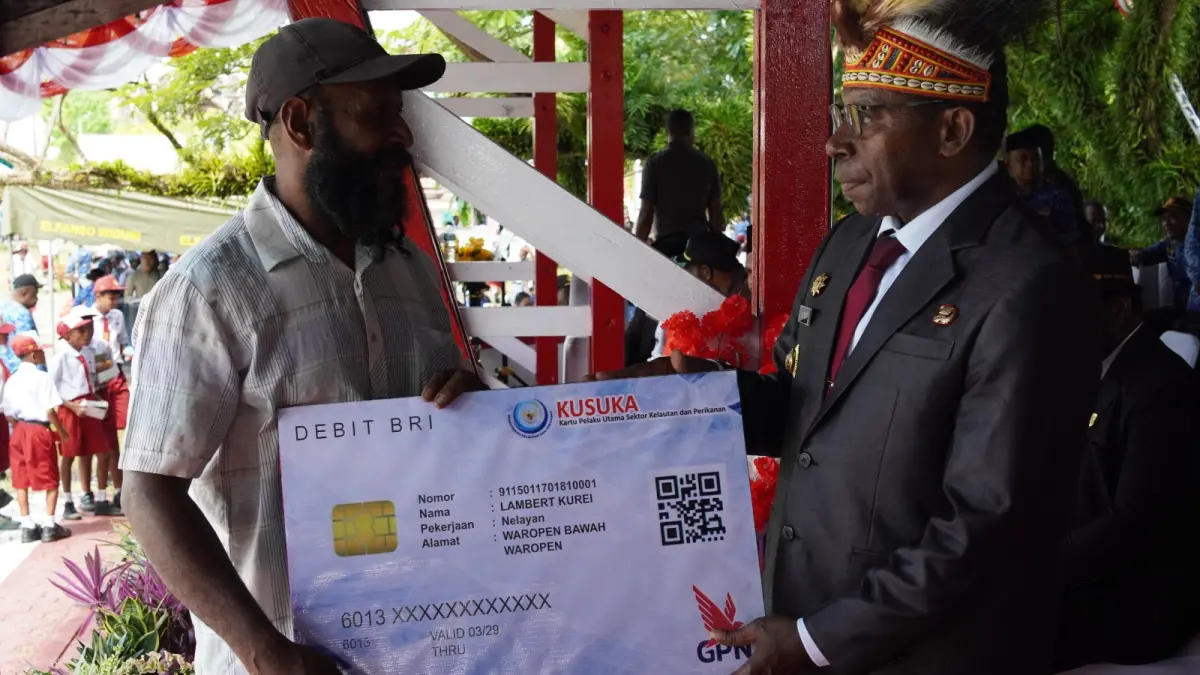 Bupati Waropen FX Mote menyerahkan bantuan secara simbolis kepada nelayan &nbsp;usai acara HUT Kabupaten Waropen, Sabtu (2/5/2026).
(Ceposonline.com/Ismail)