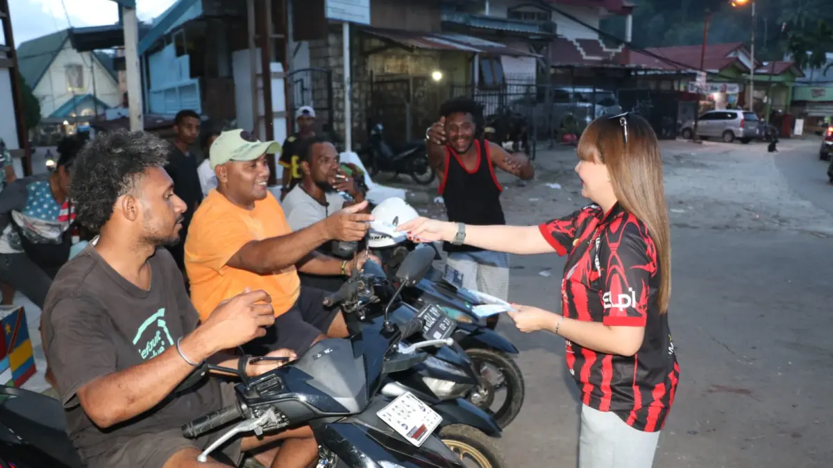 Deli Watak membagikan ratusan tiket gratis dan paket sembako kepada warga, Sabtu (2/5/2026). (CEPOSONLINE.COM/TAKING) 