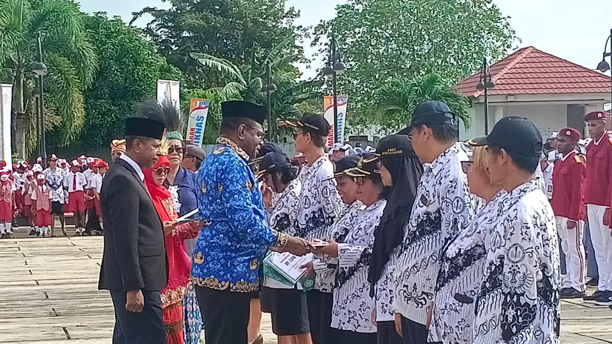Didampingi Gubernur Papua Selatan Apolo Safanpo, bupati Merauke Yoseph Bladib Gebze menyerahkan &nbsp;piagam penghargaan kepada 18 guru berprestasi di Hari Pendidikan Nasional 2 Mei 2026.&nbsp;

(Sulo/Ceponline.com) &nbsp; &nbsp;