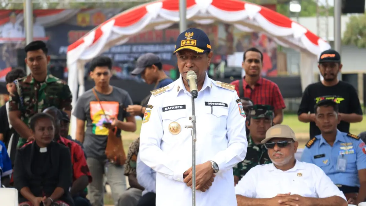 Gubernur Apolo Safanpo &nbsp;memberikan sambutan pada pelepasan Pawai Simponi Merah Putih salam rangka 1 Mei 2026, Jumat (1/5/2026) &nbsp;
(Humas Biro Umum Papsel/Ceposonline.com) &nbsp;&nbsp;