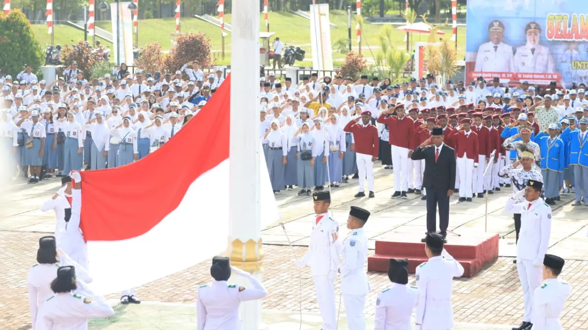 Gubernur Apolo Safanpo saat memimpin upacara pertingatan Hari Pendidikan Nasional &nbsp;(Hardiknas) 2 Mei 2026, Sabtu (2/5/2026) &nbsp;

(Sulo/Ceposonline.com) &nbsp;