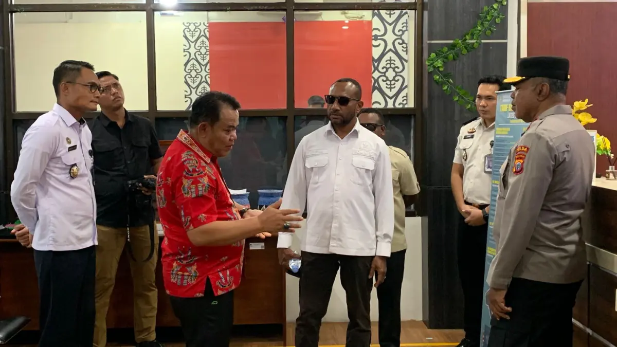 &nbsp;Kunjungan Anggota Komisi XIII DPR RI, Yan Permenas Mandenas bersama Kapolda Papua Tengah, Brigjen Pol Jermias Rontini ke Kantor Imigrasi Kelas II TPI Timika, Sabtu (2/5/2026). ( CEPOSONLINE.COM/MOH. WAHYU WELERUBUN).