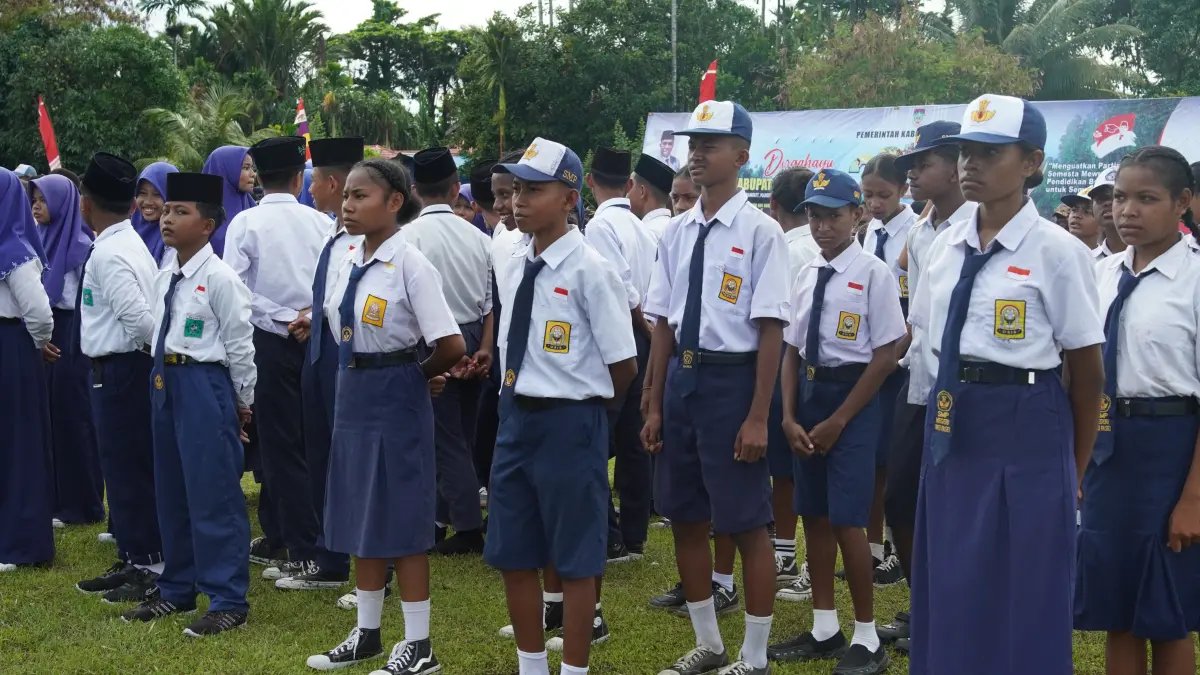 Para peserta upacara Peringatan Hari Pendidikan Nasional sekaligus Peringatan HUT ke 23  Kabupaten Waropen, Sabtu (2/5). 