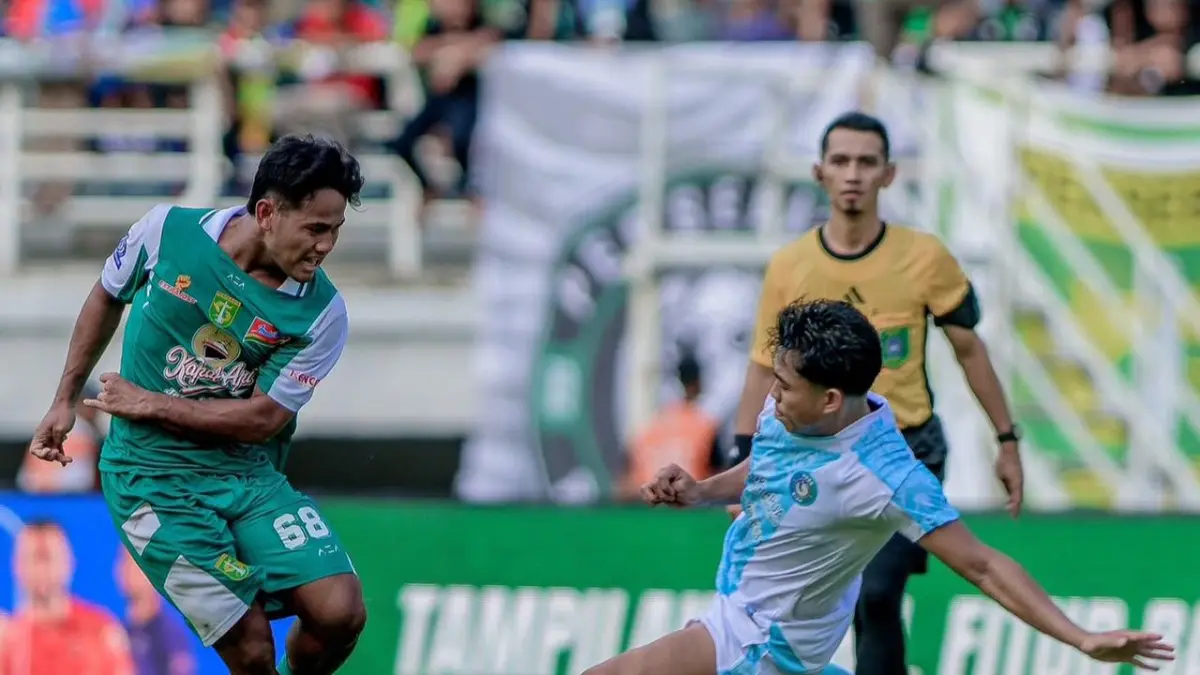 Pemain PSBS Biak saat berduel dengan pemain Persebaya Surabaya dalam lanjutan Super League pekan ke-31 di Stadion Gelora Bung Tomo, Kota Surbaya, Sabtu (2/5/2026). (Instagram Persebaya).