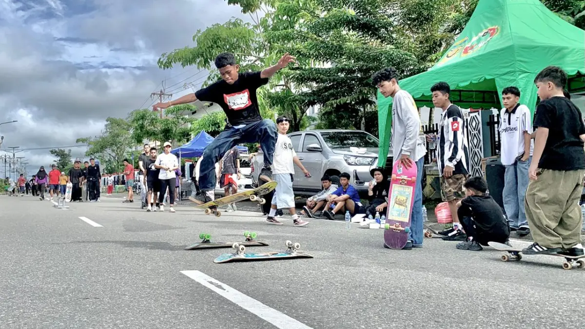 Seorang penggiat Inorga KIS dengan papan seluncurnya sedang melakukan salah satu trik dalam permainan Skateboard di area Car Free Day—Jalan Cenderawasih, Mimika, Papua Tengah, Sabtu (2/5/2026). ( CEPOSONLINE.COM/MOH. WAHYU WELERUBUN).&nbsp;