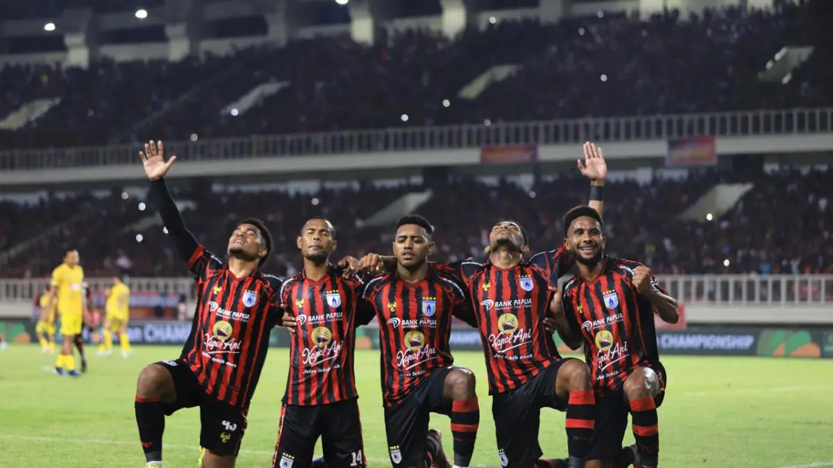 Selebrasi pemain Persipura usai mencetal gol ke gawang Persiku Kudus di Stadion Lukas Enembe, Minggu (3/5/2026).