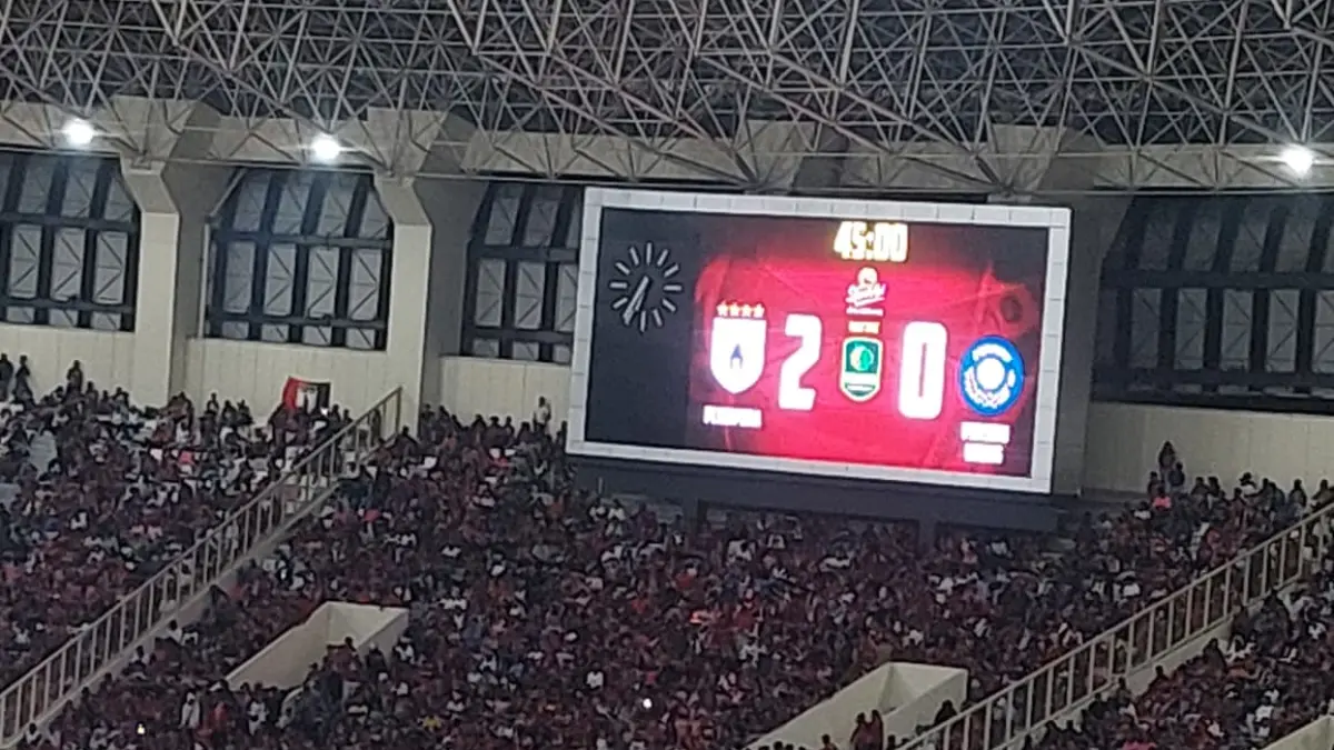 Nampak papan skor pada laga Persipura vs Persiku. (CEPOSONLINE.COM/HANS PALEN).


