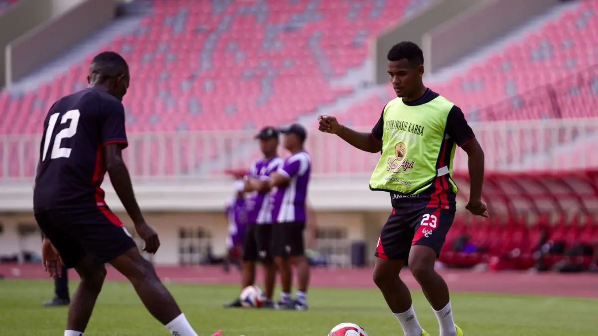 Pemain Persipura ketika menjalani uji coba lapangan di Stadion Lukas Enembe, Sabtu (2/5/2026). (CEPOSONLINE.COM/HANS PALEN)