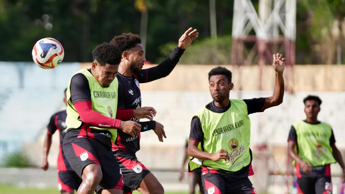 Pemain Persipura saat uji coba lapangan di Stadion Mandala Jayapura  (CEPOSONLINE.COM/DOK)