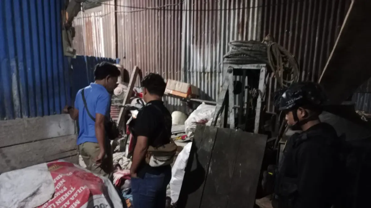 Polisi saat merespon ke TKP pembunuhan di kompleks belakang kantor Grapari, Jalan Hasanuddin, Timika, pada Minggu (03/05/2026) dini hari. (Foto: Istimewa).