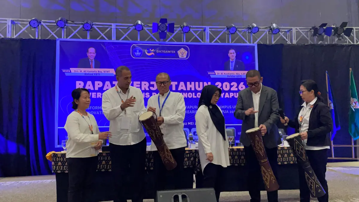 Rektor USTJ, Dr. Rusdianto Abu saat memukul tifa pada penutupan Raker USTJ di Hotel Suni, Sabtu (2/5/2026).