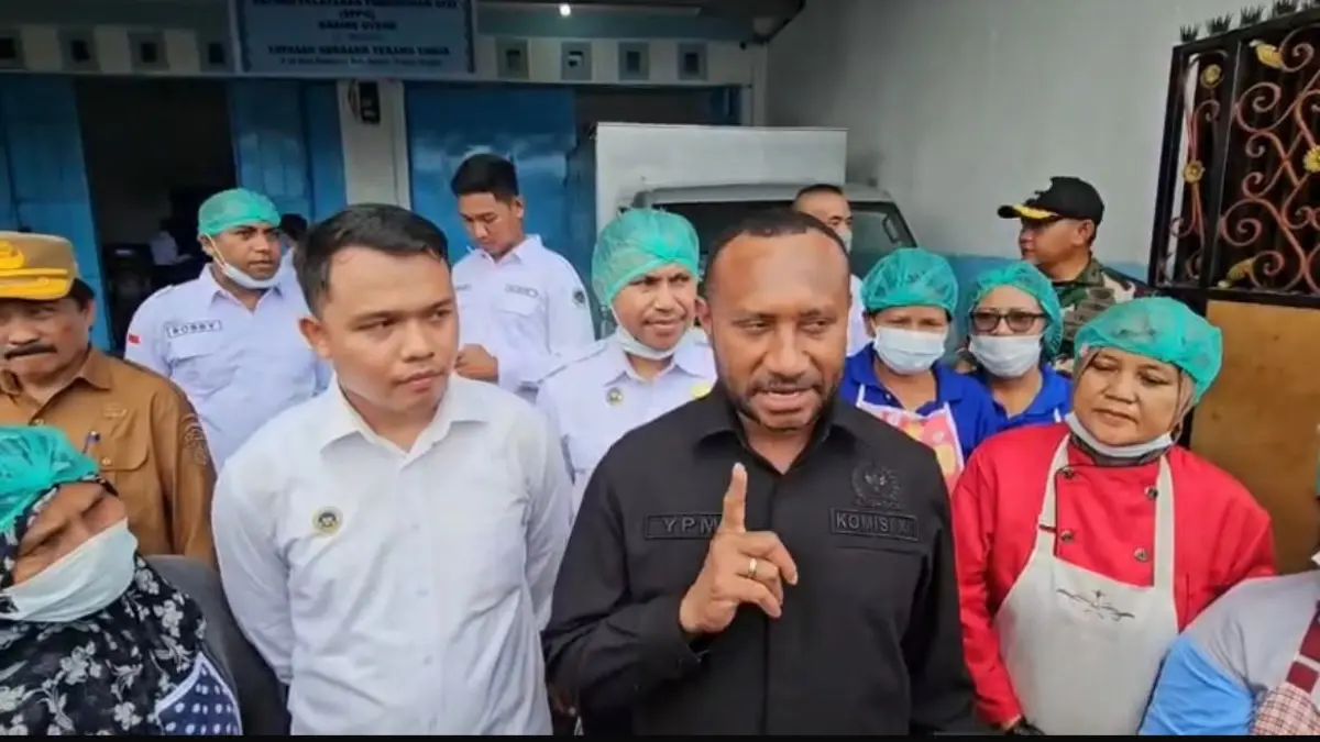 Anggota DPR RI, Yan Permenas Mandenas Saat diwawancarai usai meninjau Dapur SPPG di Nabire, Senin (4/5/2026). (CEPOSONLINE.COM/THERESIA F. TEKEGE)