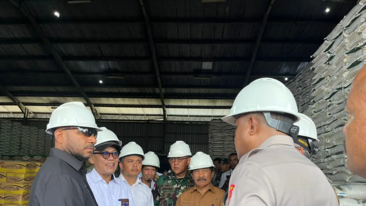 &nbsp;Anggota Komisi XIII DPR RI, Yan Permenas Mandenas saat meninjau Bulog di Nabire. (CEPOSONLINE.COM/THERESIA F. TEKEGE)