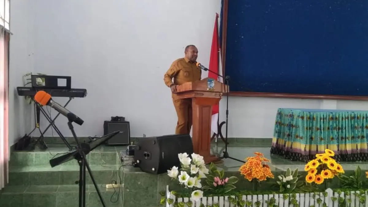 Bupati Sarmi Dominggus Catue saat memberi arahan apel awal bulan usai ibadah bersama, Senin (4/5/2026).&nbsp;(CEPOSONLINE.COM/VICKY AMBANI)