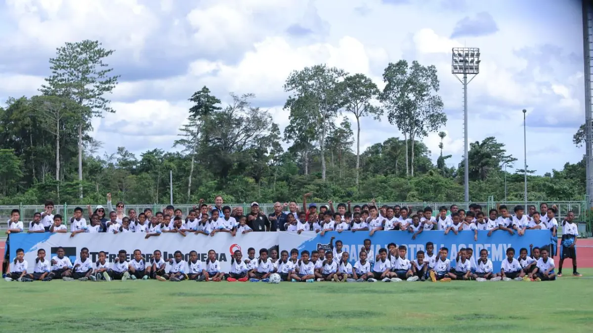 Foto bersama para peserta pada pembukaan PFA Cari Bakat 2026 beserta jajaran pelatih beserta staf kepelatihan di Mimika Sport Complex (MAC), 1 Mei 2026. (Foto: Dokumen PTFI). 
