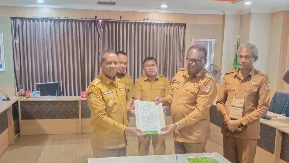 Gubernur Papua Selatan &nbsp;Apolo Safanpo dan Bupati Merauke saat menandatangani berita acara penyerahan kembali asset Pemkab Merauke dari Pemprov Papua Selatan ke Pemkab Merauke, Senin (4/5/2026) &nbsp;&nbsp;
(Sulo/Ceposonline.com)&nbsp;