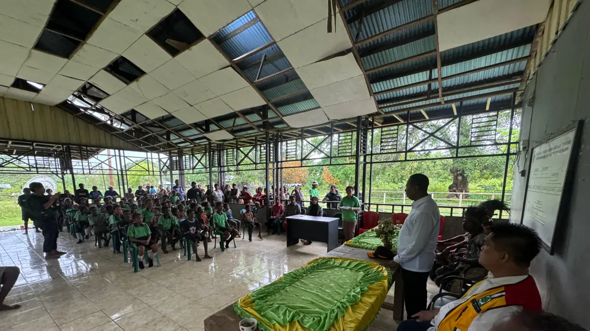 Gubernur Papua Selatan Apolo Safanpo saat berdialog dengan masyarakat Kampung Tomerau, Distrik Naukenjerai, Merauke, saat berkunjung ke daerah tersebut, Sabtu (2/5/2026).
(Ceposonline.com/Humas Biro Umum Setda Papsel)