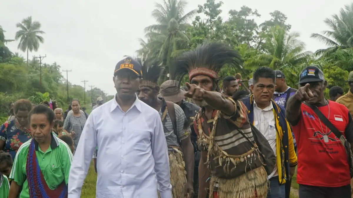 Gubernur Papua Selatan Apolo Safanpo saat berdialog dengan masyarakat Kampung Tomerau, Distrik Naukenjerai, Merauke, saat berkunjung ke daerah tersebut, Sabtu (2/5/2026).
(Ceposonline.com/Humas Biro Umum Setda Papsel)
