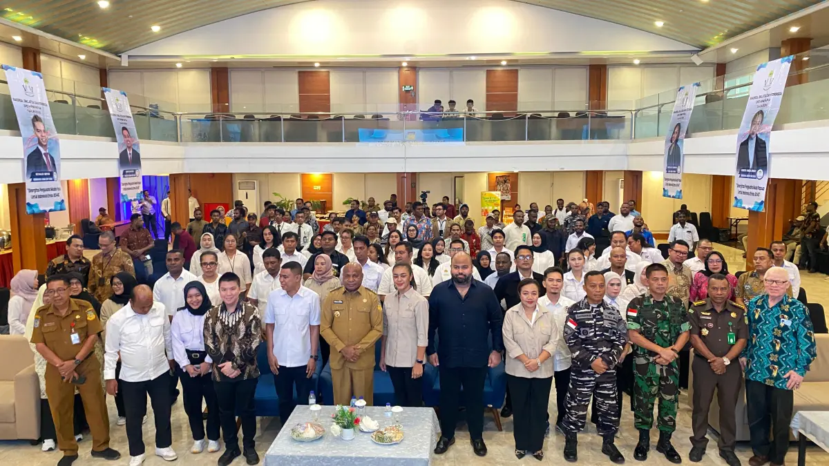 HIPMI Papua saat foto bersama Gubernur Papua Matius D. Fakhiri dalam kegiatan Rakerda, Diklada, dan Forumda di di Ballroom Hotel Horison Kotaraja, Senin (4/5/2026). (Ceposonline.com/Jimianus Karlodi)