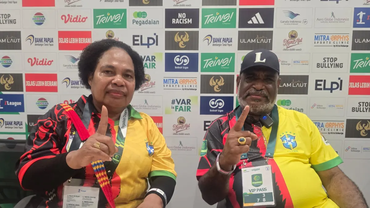 Ketua MRP Papua, Nerlince Wamuar Rollo bersama Ketua Harian Persipura saat memberikan keterangan pers usai pertandingan Persipura vs Persiku, Minggu (3/5/2026). (CEPOSONLINE.COM/HANS PALEN).