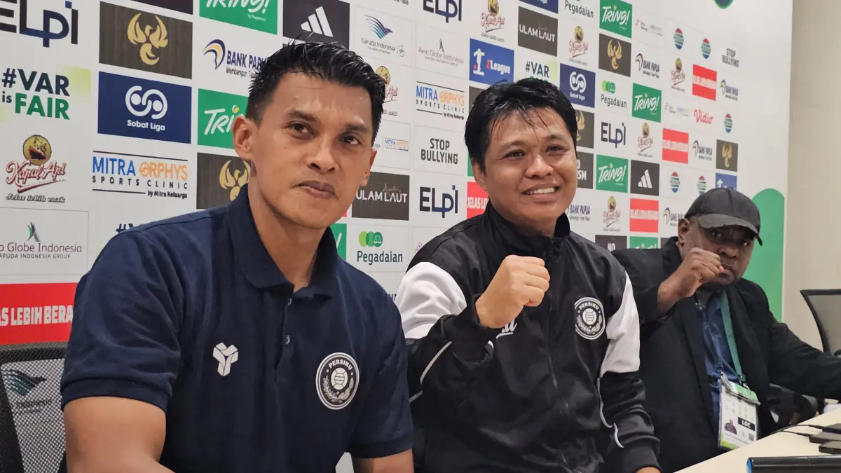 Pelatih Persiku, Bambang Pujo didampingi pemain Lebry Eliandi saat perscom usai pertandingan melawan Persipura, Minggu (3/5/2026). (CEPOSONLINE.COM/HANS PALEN).