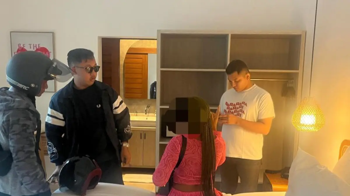 Petugas Imigrasi menciduk seorang WNA asal Nigeria yang diduga terlibat prostitusi daring di Denpasar, Bali, Senin (4/6/2026). (Ceposonline.com/ANTARA/HO-Imigrasi Denpasar).