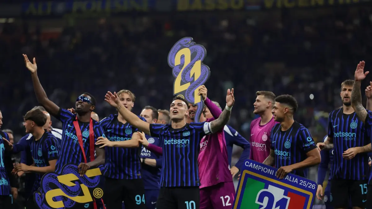 Selebrasi skuad Inter Milan usai memastikan diri menjuarai Serie A musim 2025/2026 di Stadion Giuseppe Meazza Milan Senin (4/5/2026)
