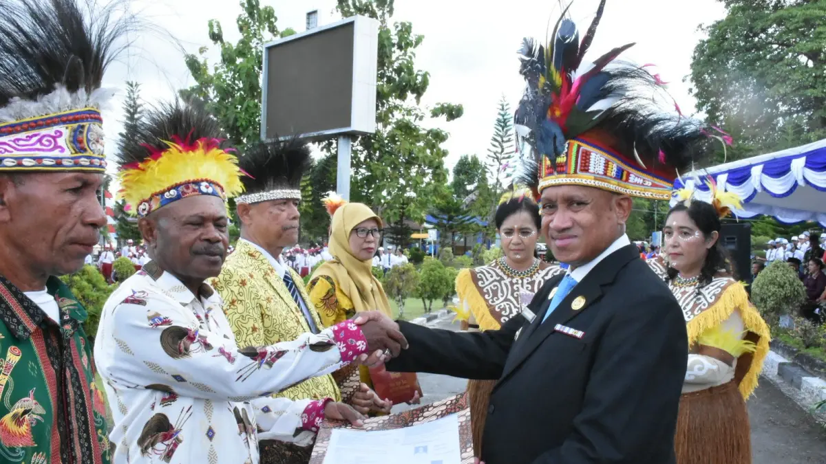 Bupati Biak Numfor Markus Octovianus Mansnembra memberikan penghargaan kepada para tenaga pendidik yang purna tugas di sela-sela peringatan Hardiknas,  di halaman Kantor Bupati, Senin (4/5/2026). 