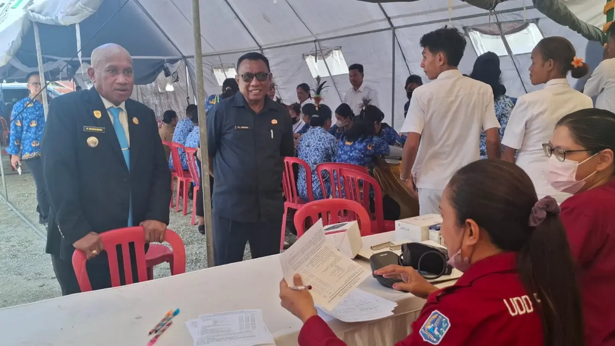 Bupati Biak Numfor Markus Octovinus Mansnembra,SH.,MM berbincang-bincang dengan dokter di  saat meninjau pelayanan kesehatan gratis setelah memimpin Peringatan Hardiknas, di Halaman Kantor Bupati Biak, Senin (4/5/2026).