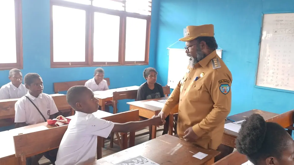 Bupati Tolikara, Willem Wandik, melakukan kunjungan ke SD Negeri Lianogoma, Distrik Lianogoma, Senin, 4 Mei 2026.
(Ceposonline.com/Dismkomdigi Tolikara)