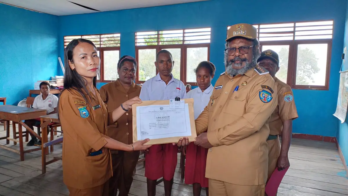 Bupati Tolikara, Willem Wandik, S.Sos, membuka pelaksanaan ujian SD dipusatkan di SD Negeri Lianogoma, Distrik Lianogoma, pada Senin (4/5/2026).
(Ceposonline.com/Dismkomdigi Tolikara)