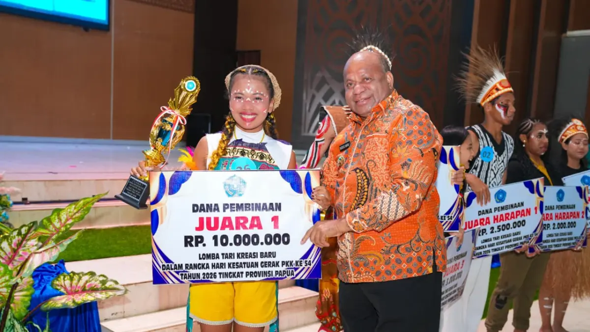 Gubernur Papua, Matius D. Fakhiri, menyerahkan dana pembinaan kepada salah satu peserta yang meraih juara pertama pada Lomba Tari Kreasi Baru dalam rangka HKG PKK ke-54 di Jayapura, Sabtu (2/5/2026). (Ceposonline.com/Humas Pemprov).