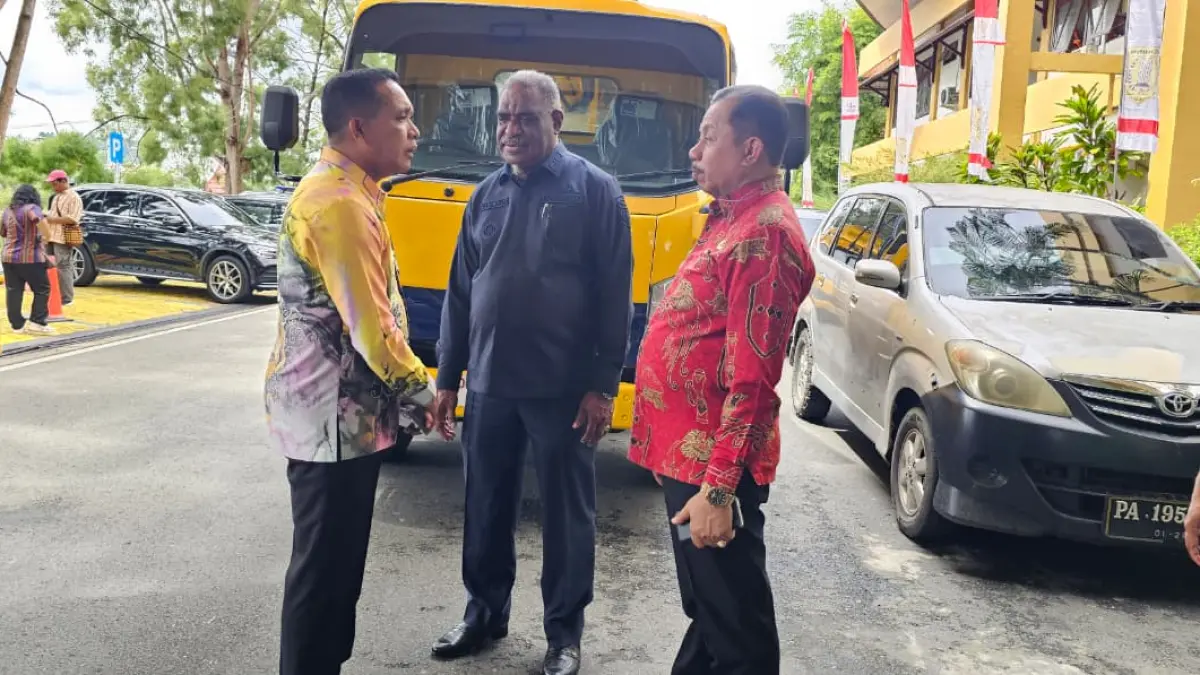 Kepala Dinas Pendidikan Kota Jayapura, Rocky Bebena saat berbincang santai dengan Wali Kota, Abisai Rollo dan Wakil Wali Kota, Rustan Saru. (CEPOSONLINE.COM/HANS PALEN).