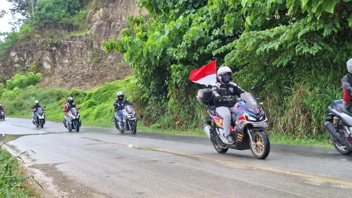Para pengendara sedang touring. Untuk menjaga keselamatan dalam berkendara, Astra Motor Papua mendorong pentingnya kesadaran pengendara dalam menjaga jarak aman di jalan raya. (Ceposonline.com/Astra Motor Papua).