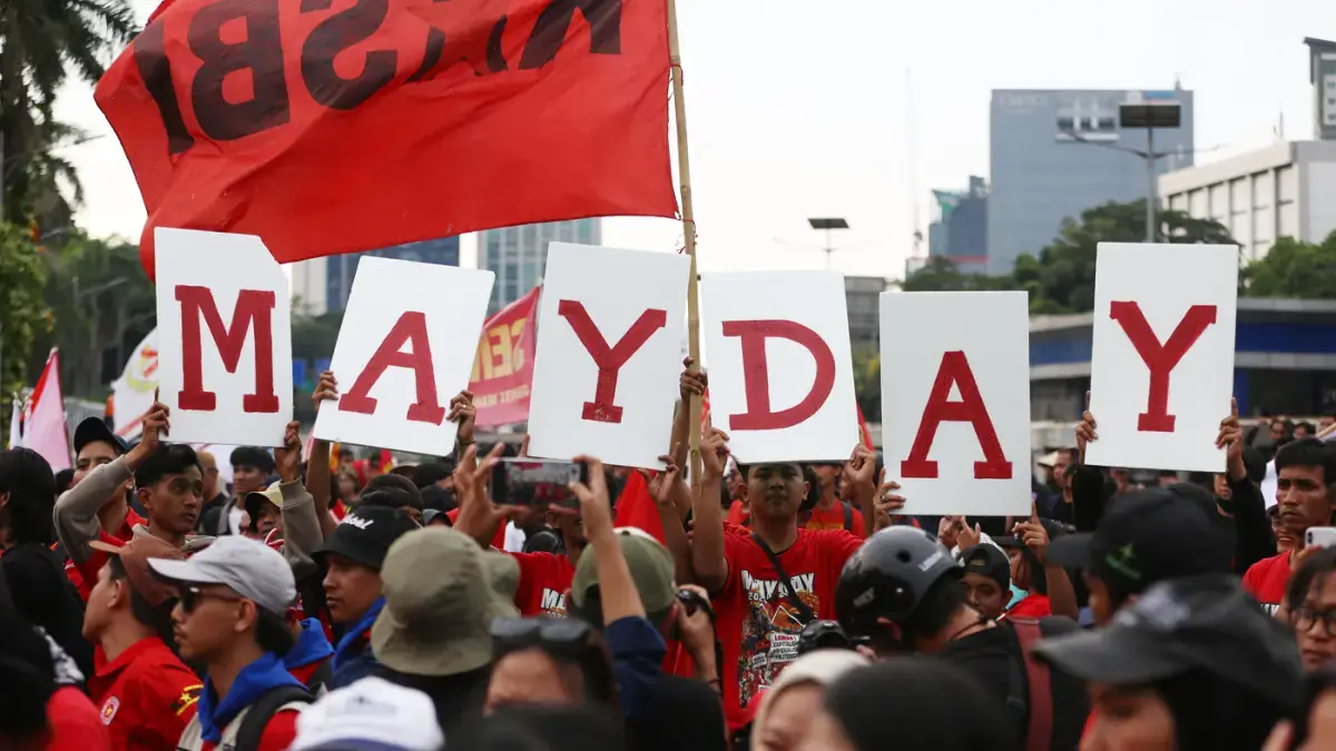 Pengunjuk rasa memperingati Hari Buruh Internasional atau May Day 2026 di depan gedung DPR RI, Jakarta, Jumat (1/5/2026). (Dery Ridwansah/JawaPos.com)
