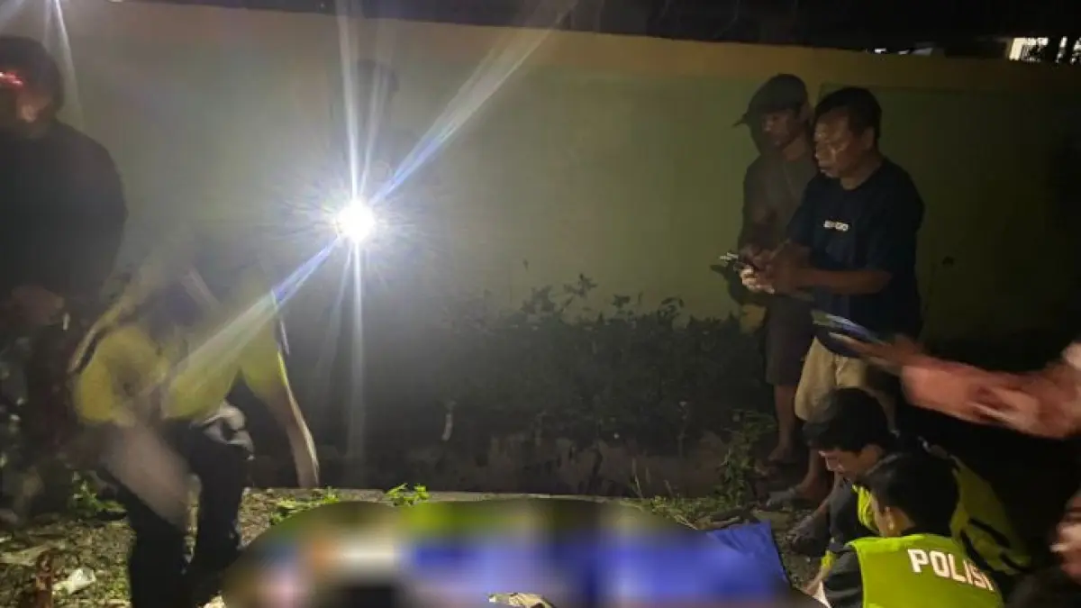Polisi saat mengecek TKP kecelakan tunggal di Jalan Poros Mapurujaya yang menewaskan seorang pengendara sepeda motor, Selasa (5/5/2026), (Foto: Istimewa).