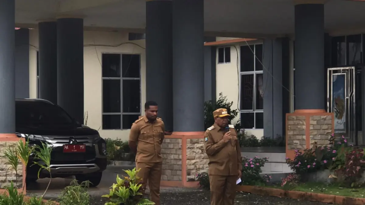 Prokopim Setda Yalimo
Bupati Yalimo Dr. Nahor Nekwek, S.Pd, MM ketika memberikan arahan dalam apel pagi ASN yang dilaksanakan di halaman Kantor Bupati Yalimo, Senin (4/5/2026). 