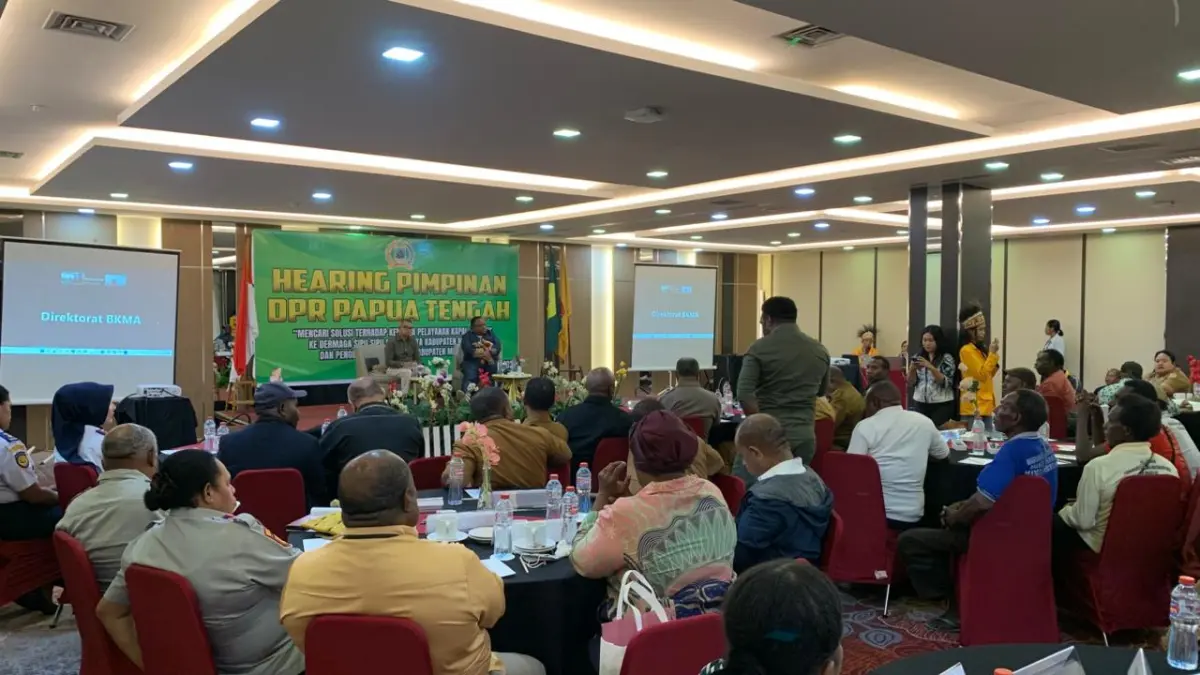 Seorang warga asal Distrik Jita mengajukan pertanyaan di forum yang dilaksankan di Ballroom Hotel Horison Diana Timika, tentang nasib pelayaran perintis ke Dermaga Sipu-Sipu di Distrik Jita. Selasa (5/5/2026). (Foto: CEPOSONLINE.COM/MOH. WAHYU WELERUBUN).