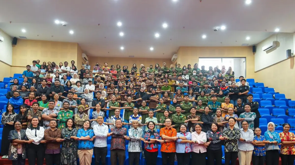 Rektor UNCEN (delapan dari kiri) Prof. Dr. Oscar Oswald O. Wambrauw, SE, M.Sc., agr., berfoto bersama narasumber eksekutif PTFI, dan seluruh mahasiswa lintas fakultas UNCEN dalam momentum kick-off Program Eksekutif Mengajar sebagai wujud nyata sinergi pendidikan untuk Papua. (Foto: Dokumen PTFI).&nbsp;