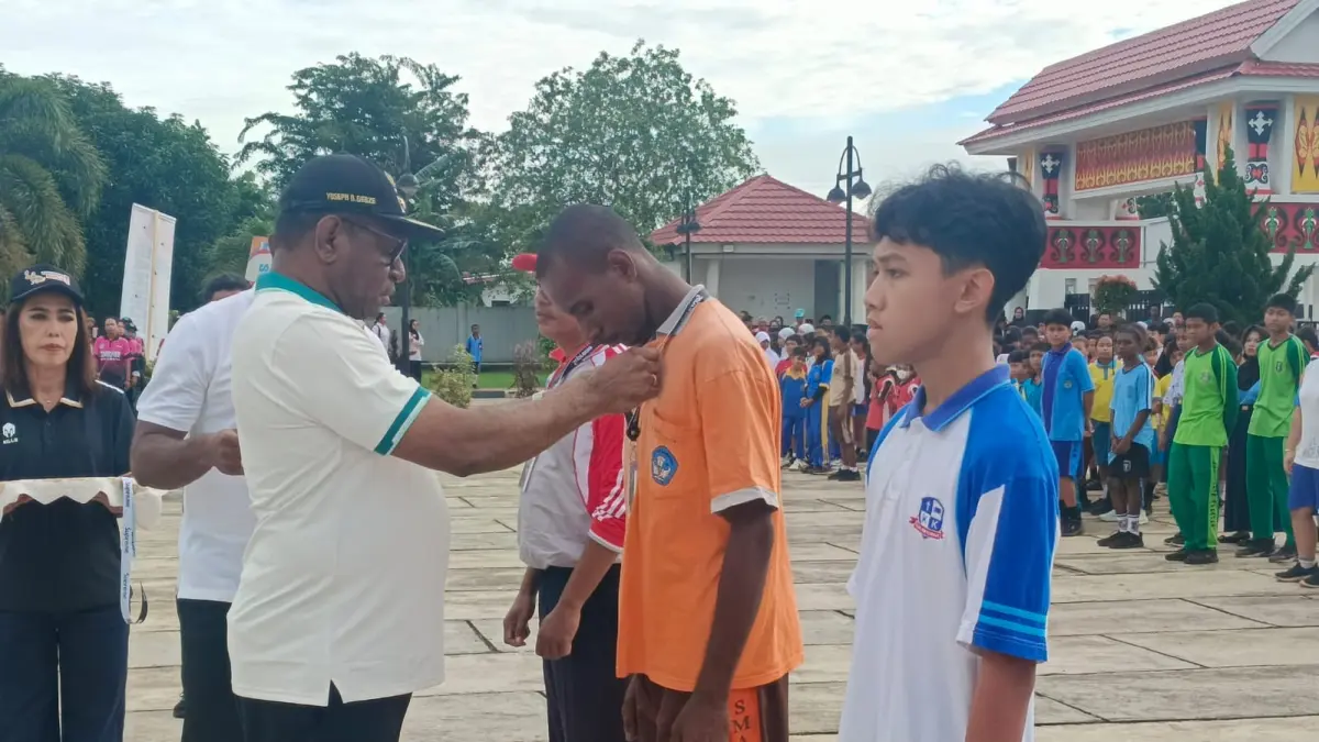 Bupati Merauke Yosepoh Bladib Gebze menyematkan tanda peserta saat membuka &nbsp;Kompetisi O2SN, FLS2N dan OSN di halaman Kantor Bupati Merauke, &nbsp;Rabu (6/5/2026) &nbsp;&nbsp;
(Sulo/Ceposonline.com) &nbsp;