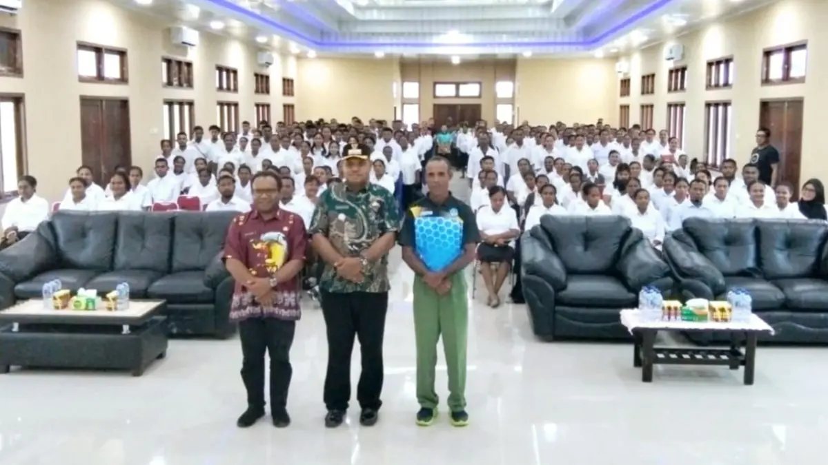 Bupati Supiori, Heronimus Mansoben foto Bersama usai menyerahkan SK kepada 301 tenaga Non ASN di lingkungan Dinas Pendidikan Kabupaten Supiori, di Gedung Serba Guna SMU N.2 Mansoben pada Jumat (17/04/2026) foto: Humas 