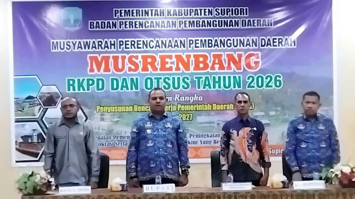 Bupati Supiori Heronimus Mansoben,S.IP. M.Si membuka Musyawarah Perencanaan Pembangunan (Musrenbang) RKPD dan OTSUS Kabupaten Supiori Tahun Anggaran 2027, Senin (27/4/2026). Foto: humas