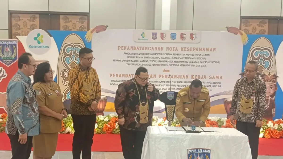 Gubernur Papoua Selatan Apolo Safanpo saat menandatangani MoU dengan ddirektur 9 rumah sakit nasional pengampu dan direktur 7 rumah sakit regional pengampu&nbsp; di Kantor Gubernur Papua Selatan, Selasa (5/5/2026). (CEPOSONLINE.COM/SULO) 