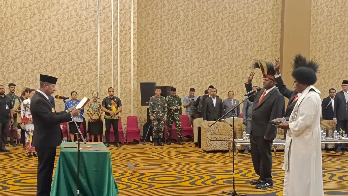 Gubernur Papua Selatan Apoloo Safanpo sata lantik 2 anggota MRP PAW sisa waktu periode 2023-2028 di swiss belhotel Merauke, Rabu (6/5/2026) &nbsp;
(Sulo/Ceposonlione.com) &nbsp;