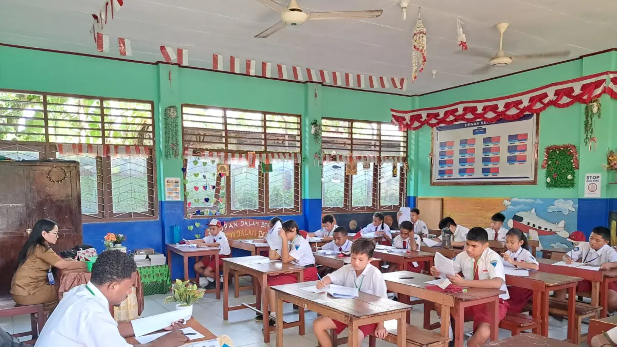 Guru yang mengawasi pelaksanaan ujian sekolah di salah satu SD di Kotaraja.&nbsp;
(Ceposonline.com/Jimianus Karlodi)&nbsp;