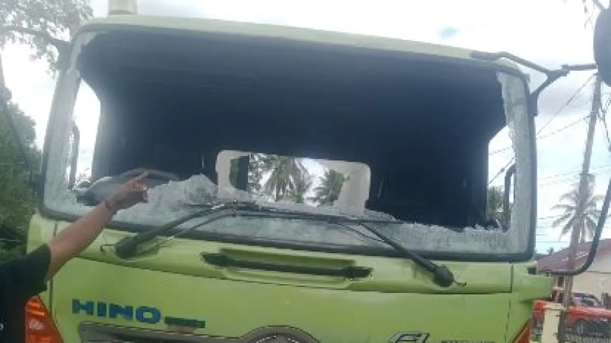 Kondisi truk yang dikendarai DYR yang jadi sasaran amukan massa pelajar. (Foto: Istimewa).&nbsp;