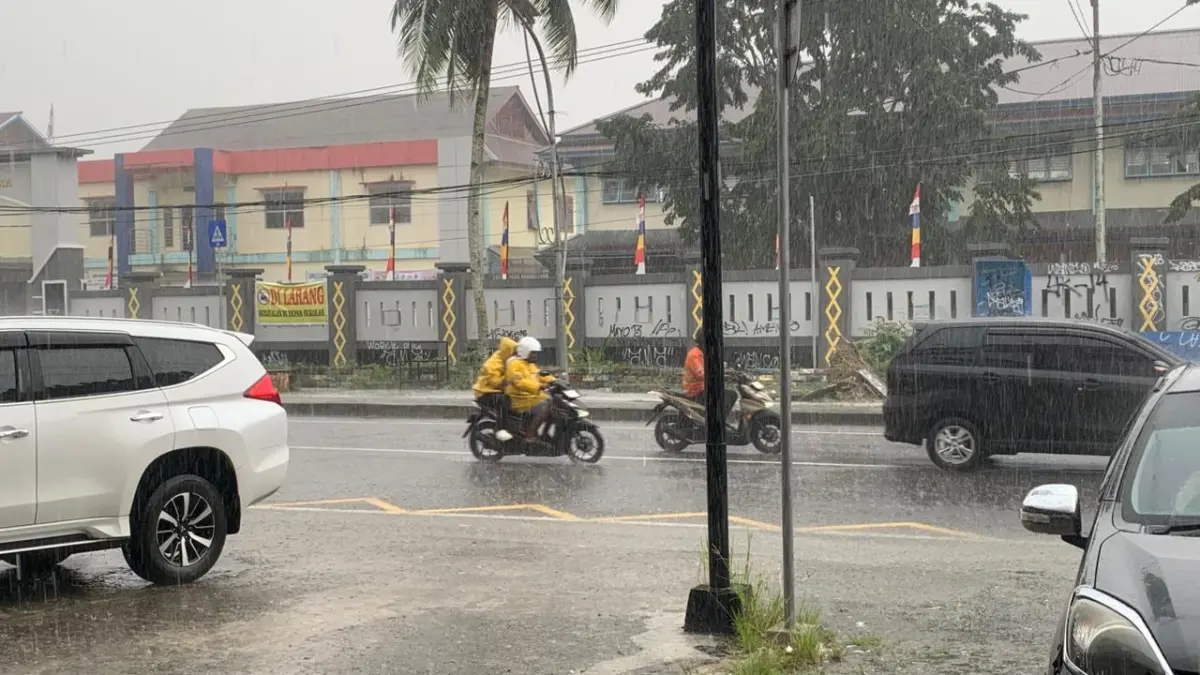 Pemandangan di Jalan Budi Utomo Timika yang sedang diguyur hujan lebat pada Rabu siang (6/5/2026), (Foto: CEPOSONLINE.COM/MOH. WAHYU WELERUBUN)